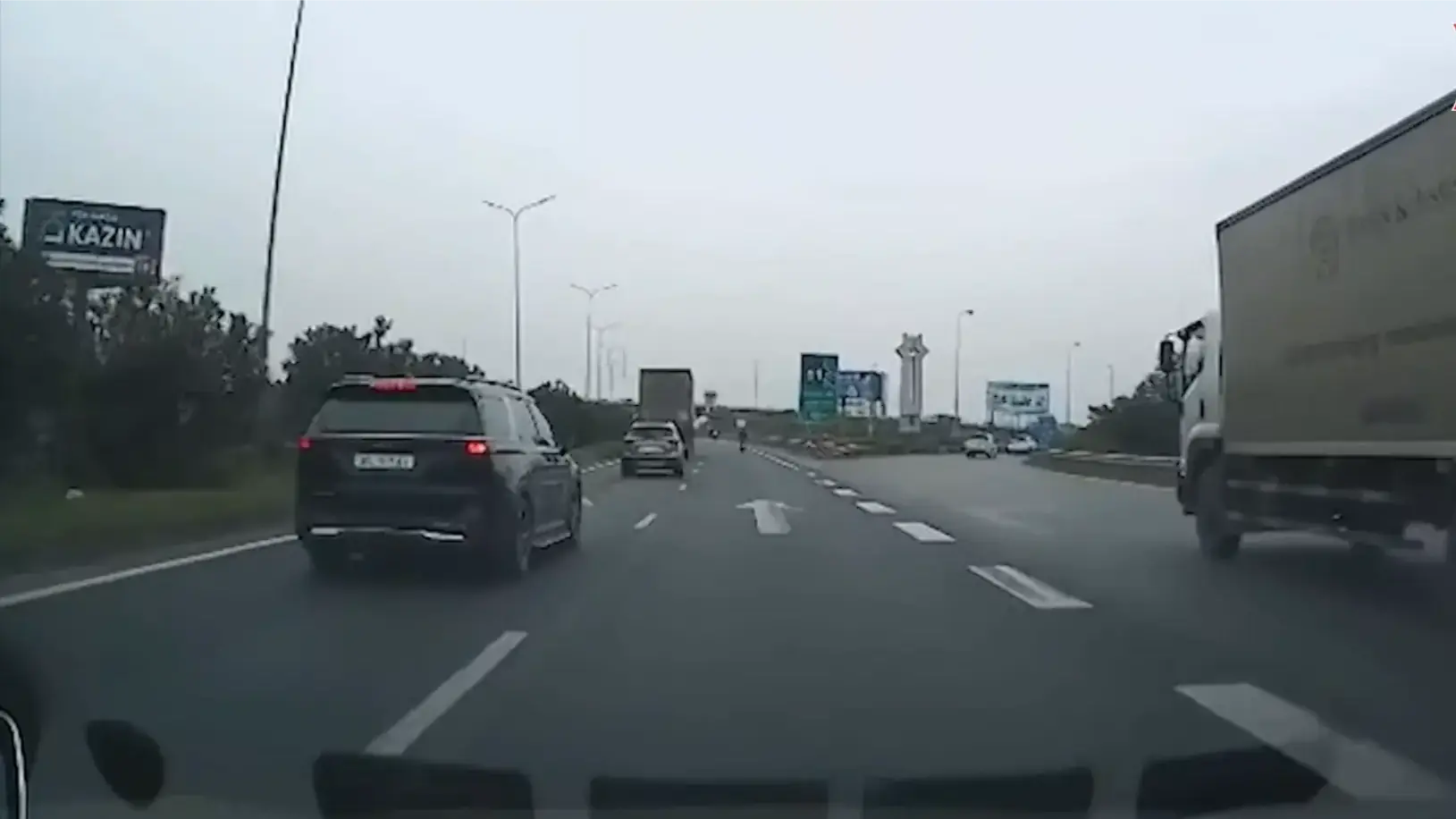 Chuyển làn ẩu, suýt gây tai nạn giao thông